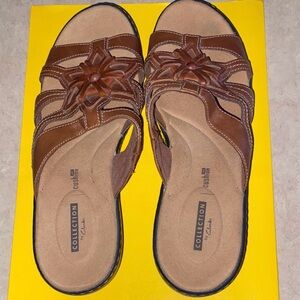NWOT Clarks Women's Tan Floral Sandals